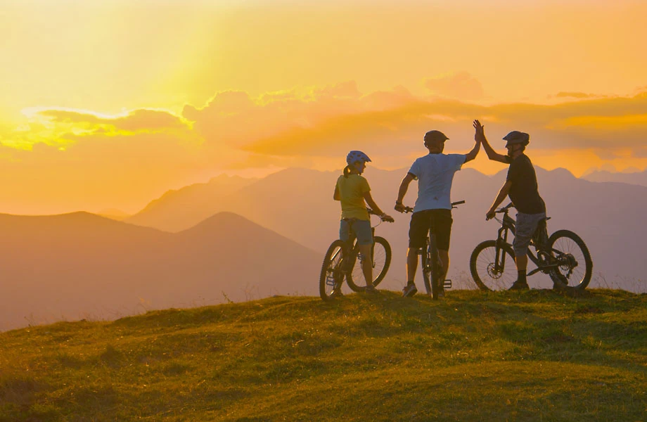 Ciclistas durante unas vacaciones deportivas para asociaciones en La Bastide