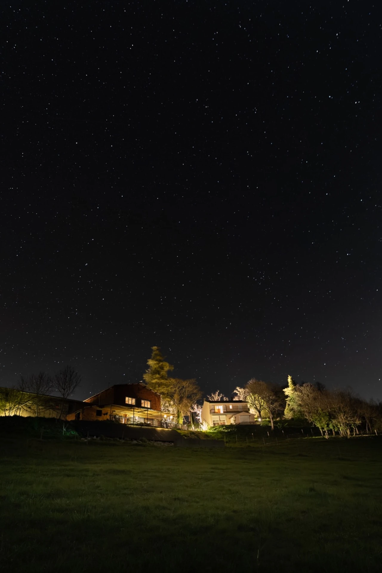 Nachtelijk uitzicht op de verlichte huizen van La Bastide