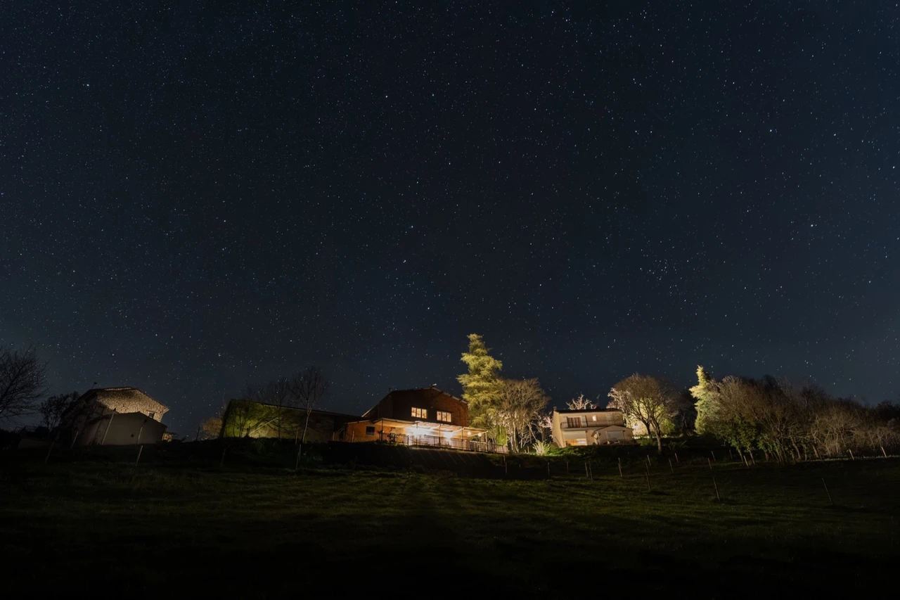 De verlichte huizen van La Bastide onder een sterrenhemel