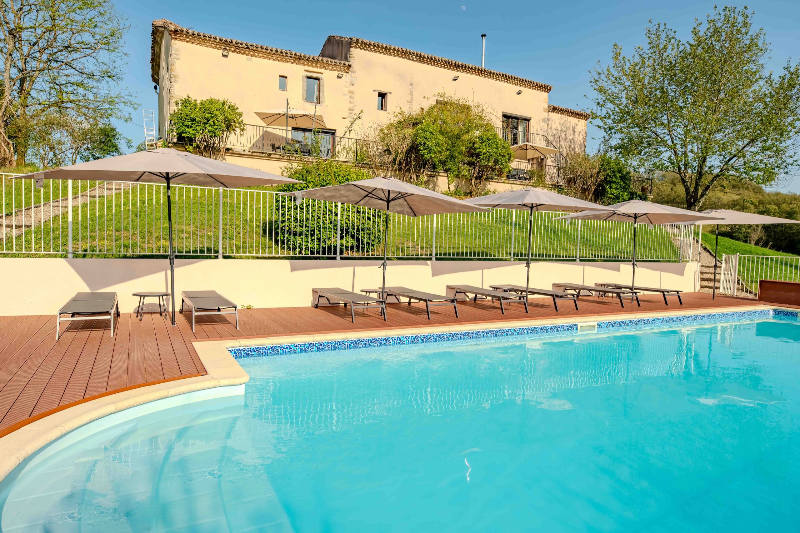 Poolbereich von La Bastide mit Blick ins Grüne